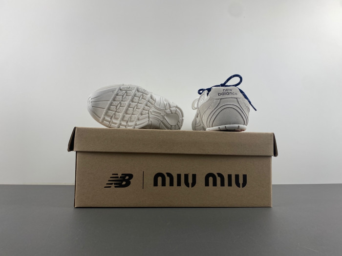 New Balance Mi­u