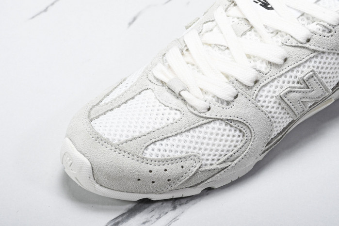 New Balance Mi­u