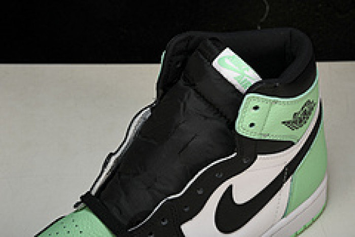 AIR JORDAN 1 RETRO HIGH "GREEN GLOW" DZ5485-130