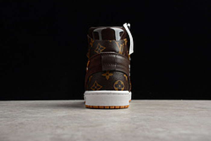 OFF–WHITE x Nike Air Jordan 1s（with case）