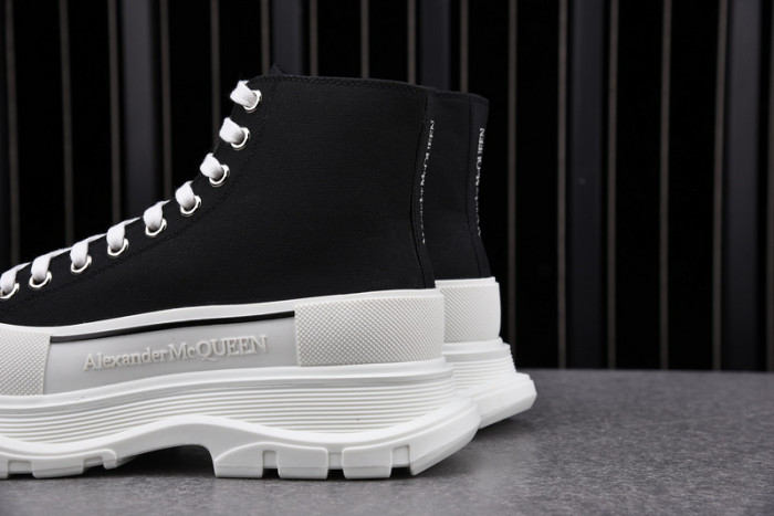 Alexander McQueen Boost black