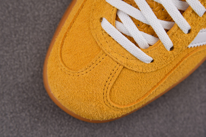 Ad Gazelle Indoor Orange Peel White HQ8716